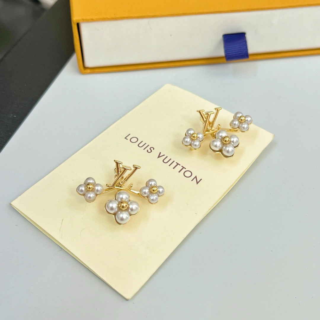 Ladies New Fashion Pearl Flower Earrings